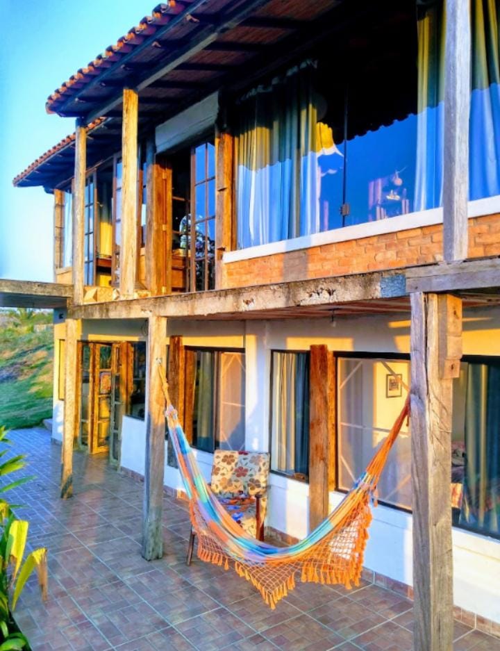 Um pequeno Cabin no meio de uma floresta, luminosa.