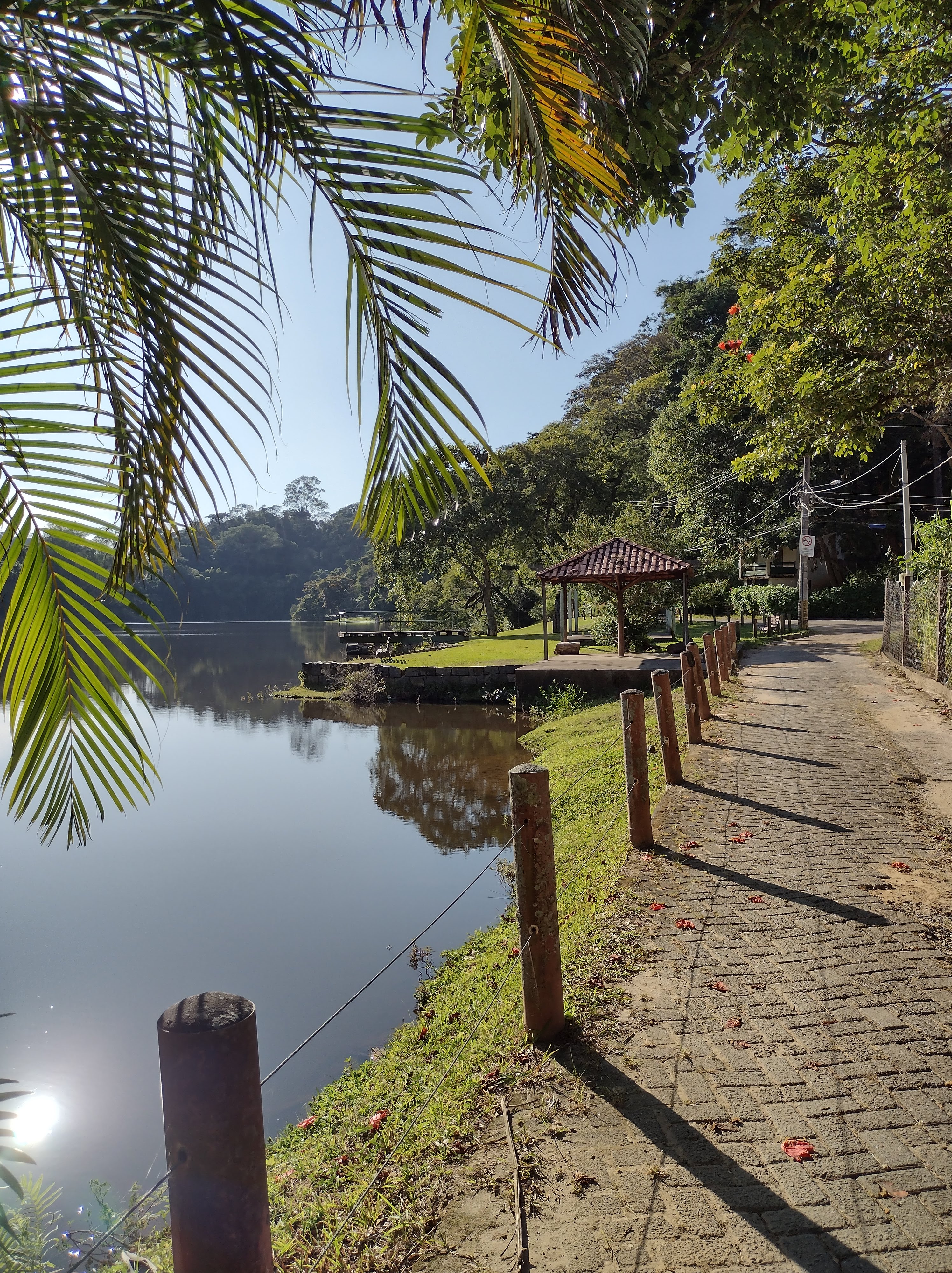 A barril com canalização de água caindo em uma chuva durante um frenético solavagante.