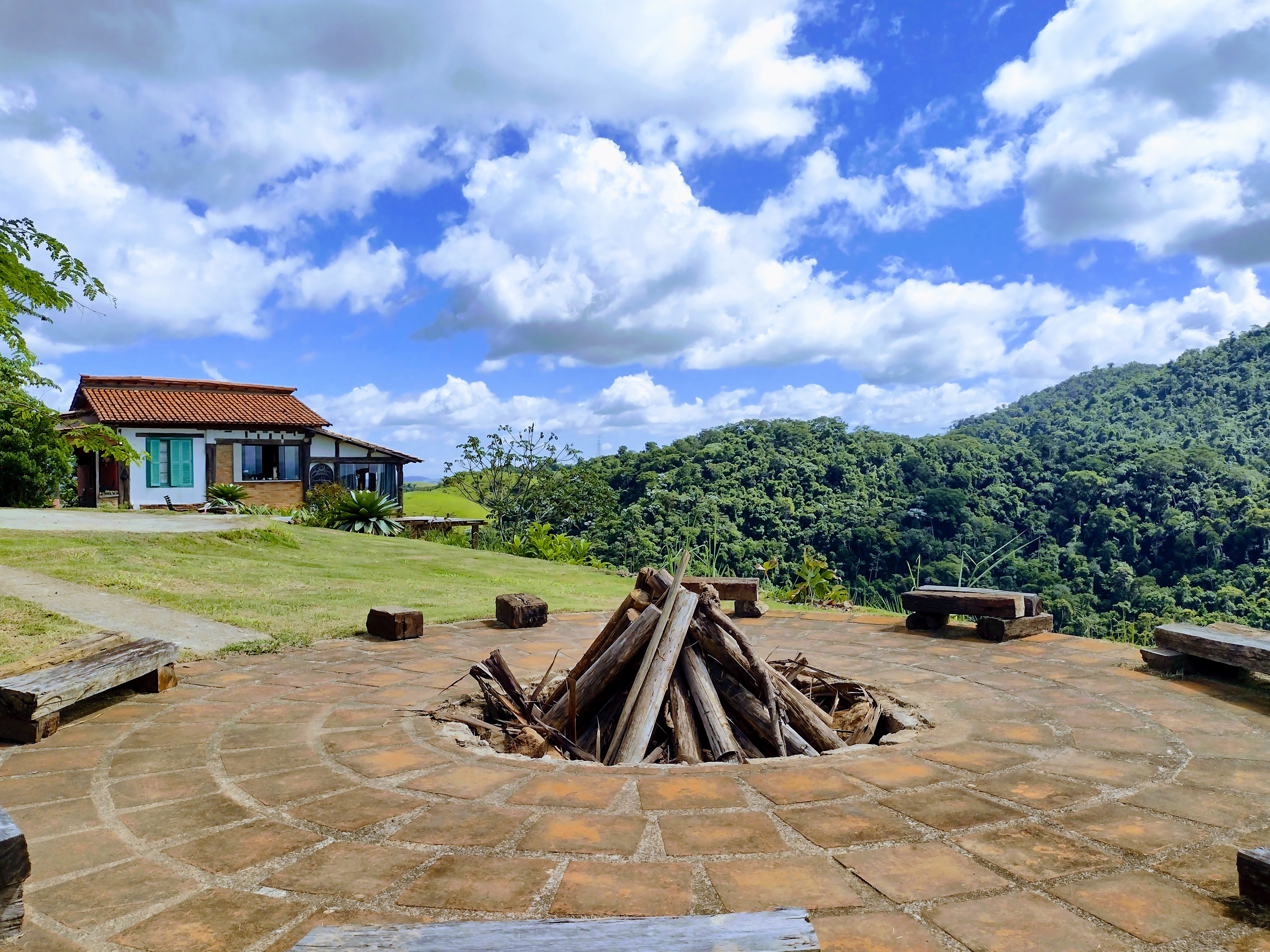 Depois de cortar as informações conhecidas em dezembro de 2023, a resposta exige uma lógica complexa de dedução com a opçã...