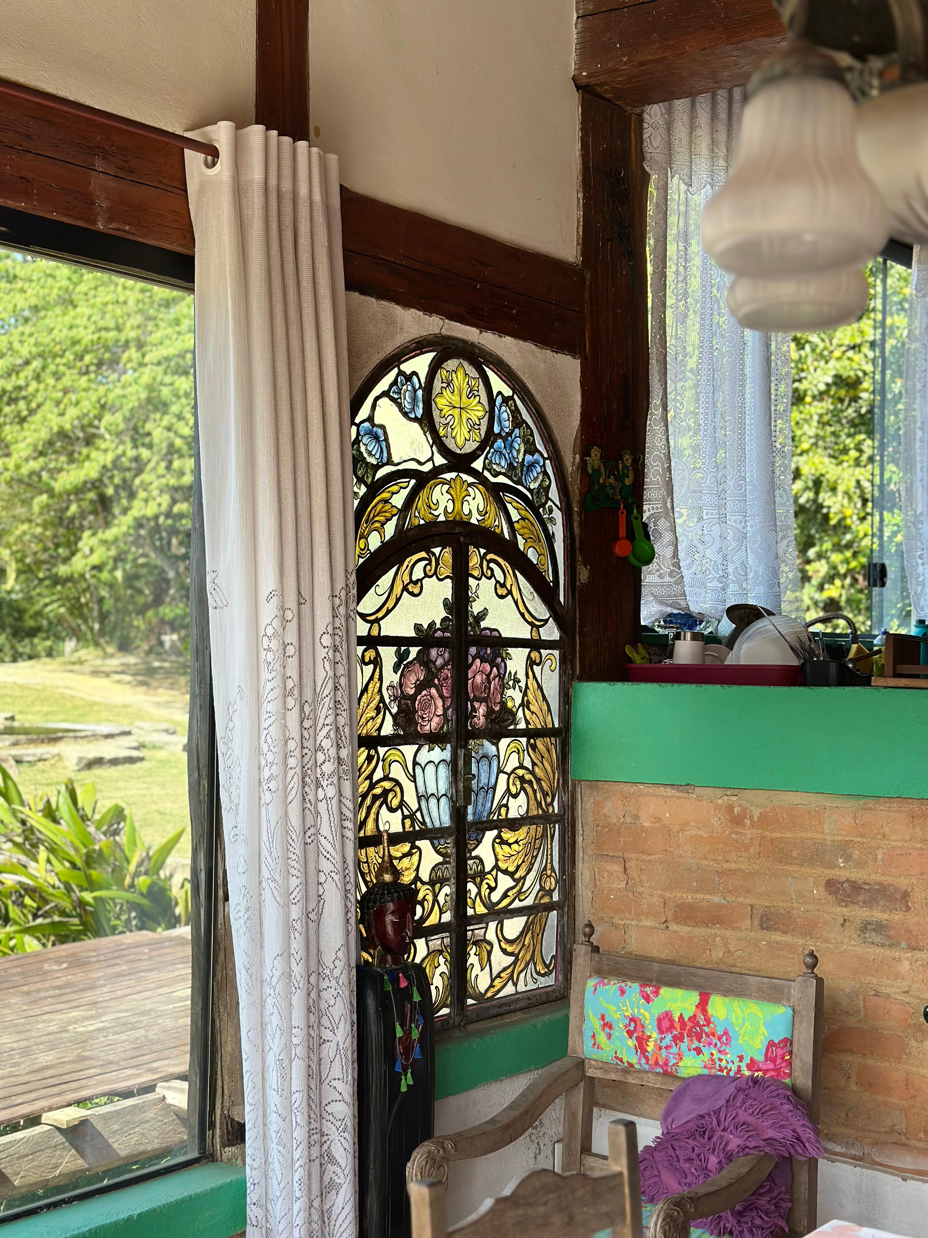 A barril com canalização de água caindo em uma chuva durante um frenético solavagante.